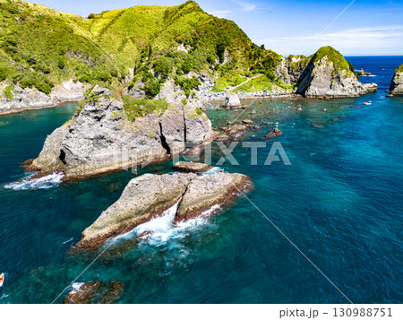 ヒリゾ浜と周辺の小島や海域を調査するための空中撮影をしている。 地元の漁協に許可を得てドローンを飛行 ヒリゾ浜と周辺の小島や海域を調査するための空中撮影をしている。 地元の漁協に許可を得てドローンを飛行 130988751