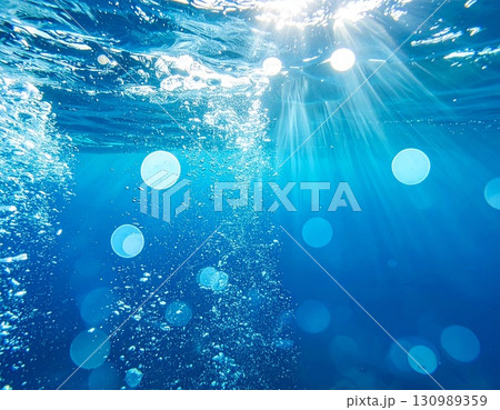 水中から見た太陽 水中から見た太陽 130989359
