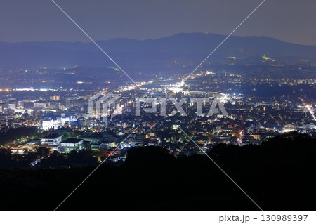 【奈良県】若草山から見た奈良の夜景 【奈良県】若草山から見た奈良の夜景 130989397