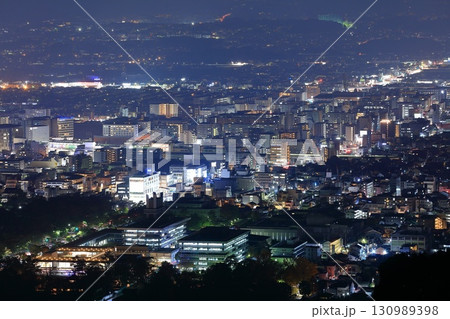 【奈良県】若草山から見た奈良の夜景 130989398