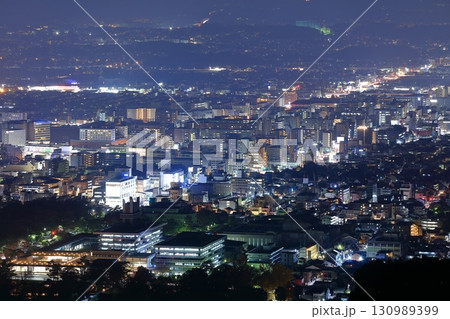 【奈良県】若草山から見た奈良の夜景 【奈良県】若草山から見た奈良の夜景 130989399