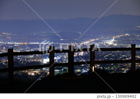 【奈良県】若草山から見た奈良の夜景 130989402