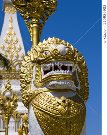 タイ【ワット・プラタート・パノム】シンハ像 / Statue of Singha 130989982