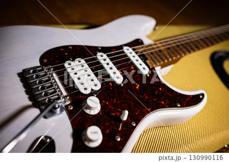 ライトに照らされたエレキギター ライトに照らされたエレキギター 130990116