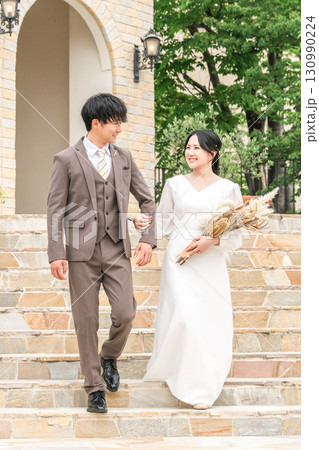 結婚式でチャペルの階段を降りる新郎新婦(ブライダル,ウェディング,披露宴) 結婚式でチャペルの階段を降りる新郎新婦(ブライダル,ウェディング,披露宴) 130990224