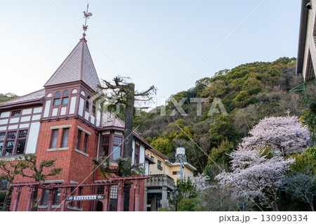 春の桜と神戸北野のシンボル「風見鶏の館」。神戸市、兵庫県 130990334