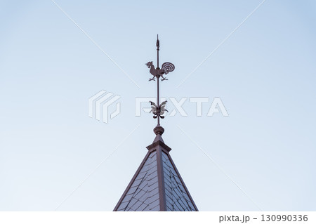 神戸「風見鶏の館」の屋根に立つ風見鶏のクローズアップ 130990336