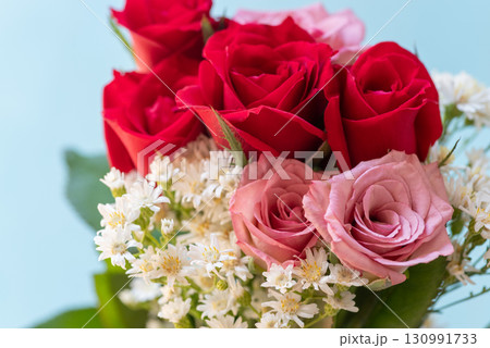 花瓶に生けた薔薇の花 花瓶に生けた薔薇の花 130991733