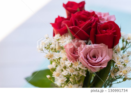 花瓶に生けた薔薇の花 130991734