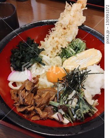 ぶっかけ讃岐うどんにはちくわ天になめこやワカメに月見たまご 130991872