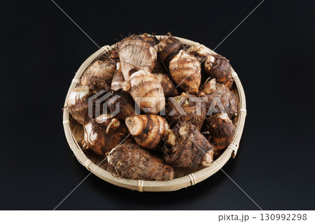 新鮮な里芋 130992298