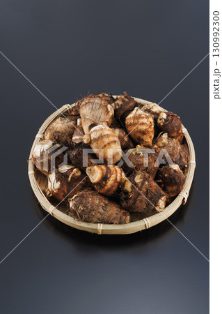 新鮮な里芋 130992300