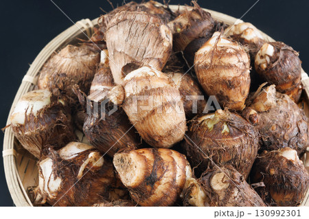 新鮮な里芋 130992301