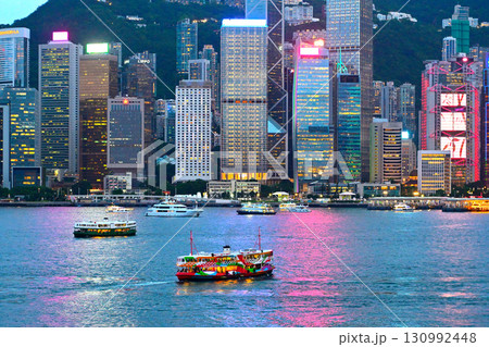 ビクトリア湾を航行するスターフェリー 130992448
