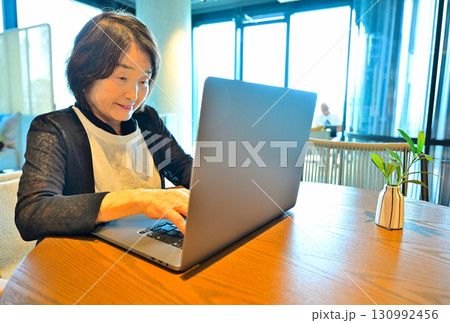 ノートパソコンで作業をする女性 130992456