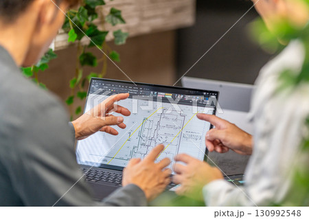 工事工程表を説明する男性一級建築士 ネットワーク工程表 工事監理 2人 工事工程表を説明する男性一級建築士 ネットワーク工程表 工事監理 2人 130992548