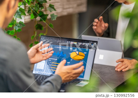 総務　経理　事務職　営業事務　一般事務　マネジメントダッシュボード　表　グラフ　2人 130992556