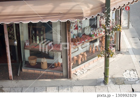 街角のショーケース 130992829
