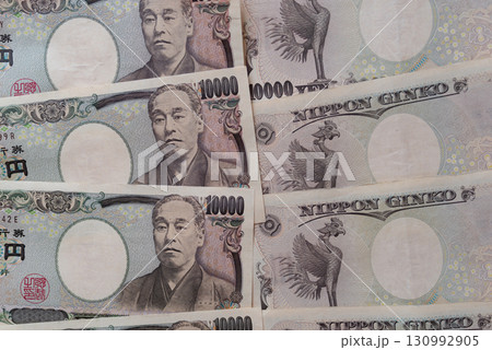 日本の一万円札のお金の背景 130992905