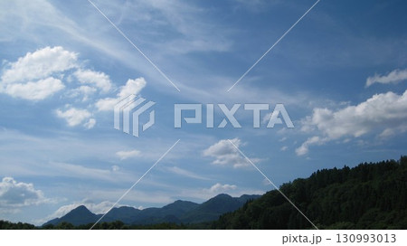 山の上に広がる青空 130993013