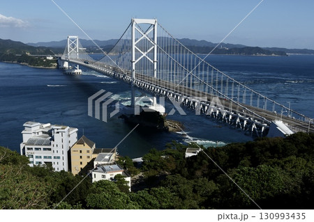 鳴門海峡に架かる大鳴門橋 130993435