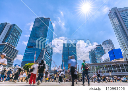 日本の東京都市景観9月17日。インバウンド続く…外国人観光客らで賑わう渋谷スクランブル交差点 130993906