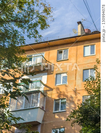 Old Soviet House: Architecture of the Past in a Modern City. 130994078