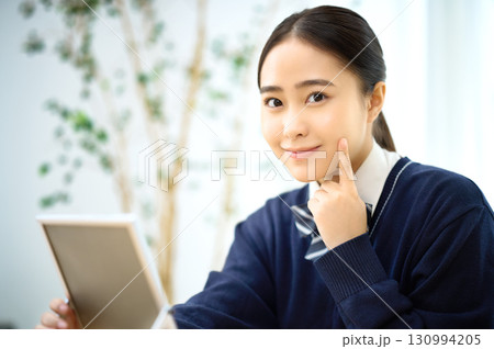 肌を気にする女子高生 130994205