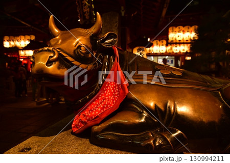 夜の錦天満宮の牛 130994211