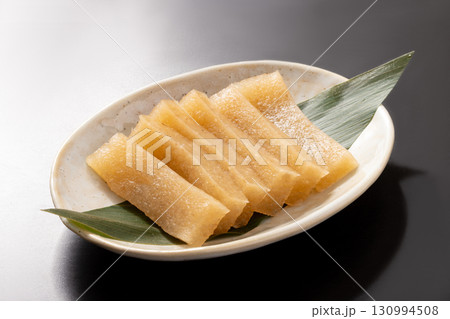 えごねり　いごねり（えご草を煮て溶かし、冷やし固めた） 130994508