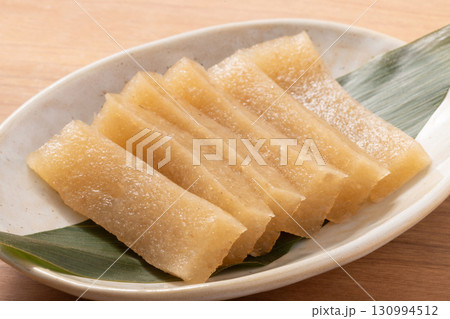 えごねり　いごねり（えご草を煮て溶かし、冷やし固めた） 130994512