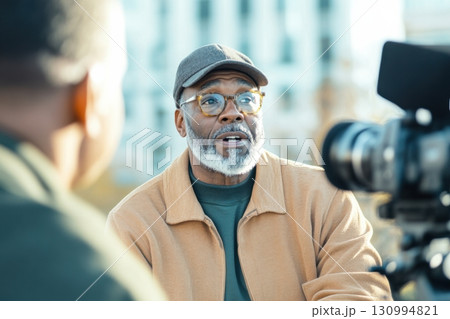 Senior journalist interviews local figure in...のイラスト素材 [130994821] - PIXTA