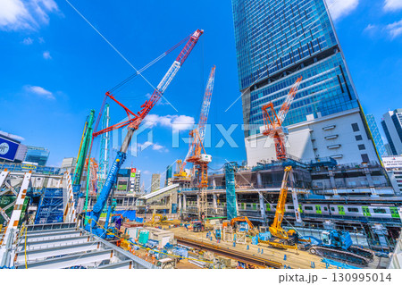日本の東京都市景観9月17日。クローラークレーンやパイルドライバーなどの巨大重機がズラリ…＝渋谷 130995014