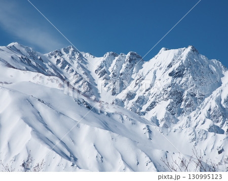 冬の岩岳山頂テラスから白銀の白馬連峰を望む 130995123