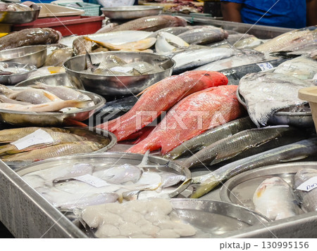 ウェットマーケット　魚売り場　海外 130995156