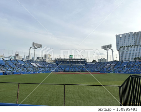 神宮球場バックスクリーン横から 130995493