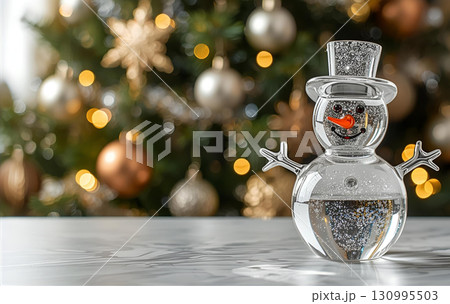 クリスマスツリーとガラスのスノーマンオブジェの幻想的な装飾イメージ クリスマスツリーとガラスのスノーマンオブジェの幻想的な装飾イメージ 130995503
