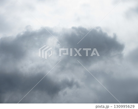 雲の隙間から見える空 130995629