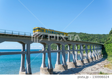 青い空と惣郷川橋梁を駆ける黄色い車両 130996024