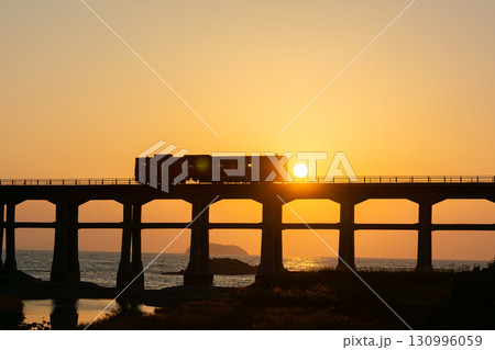 夕日に照らされる惣郷川橋梁を駆ける列車 夕日に照らされる惣郷川橋梁を駆ける列車 130996059