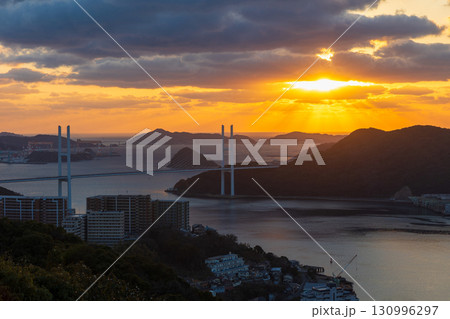 長崎県長崎市　鍋冠山公園展望台の夕暮れ 130996297