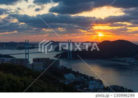 長崎県長崎市　鍋冠山公園展望台の夕暮れ 130996299