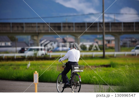 自転車で徘徊する老人 130996547