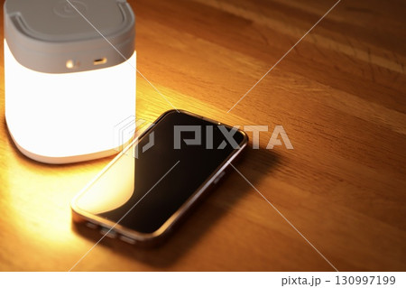 ナイトライトとスマートフォン 夜の寝室のスマホ ナイトライトとスマートフォン 夜の寝室のスマホ 130997199