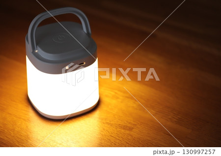 夜の寝室の持ち運びできるナイトライト 130997257