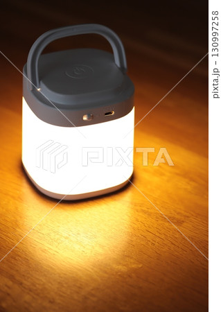 夜の寝室の持ち運びできるナイトライト 夜の寝室の持ち運びできるナイトライト 130997258