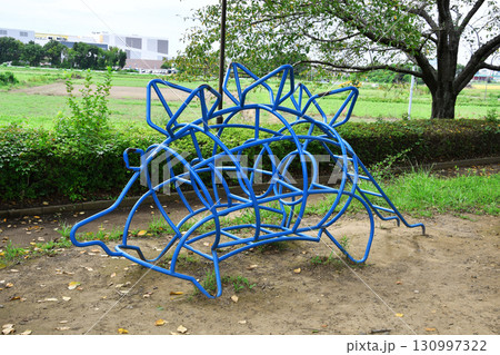 公園の恐竜ジャングルジム_01 130997322