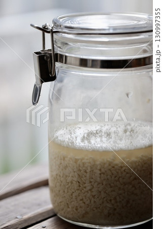混ぜたばかりの泡立ち始めた乾燥麹の自家製塩麹 130997355