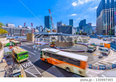 日本の東京都市景観9月17日。新宿駅前や新宿駅西口再開発、西新宿一丁目地区プロジェクトなどを望む 130997365