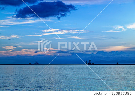 かつない臨海公園より夜明けの小樽港 赤灯台 白灯台 を望む かつない臨海公園より夜明けの小樽港 赤灯台 白灯台 を望む 130997380